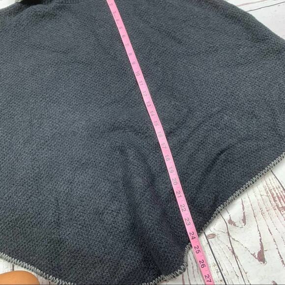 Turtle neck sweater poncho - Picture 4 of 5